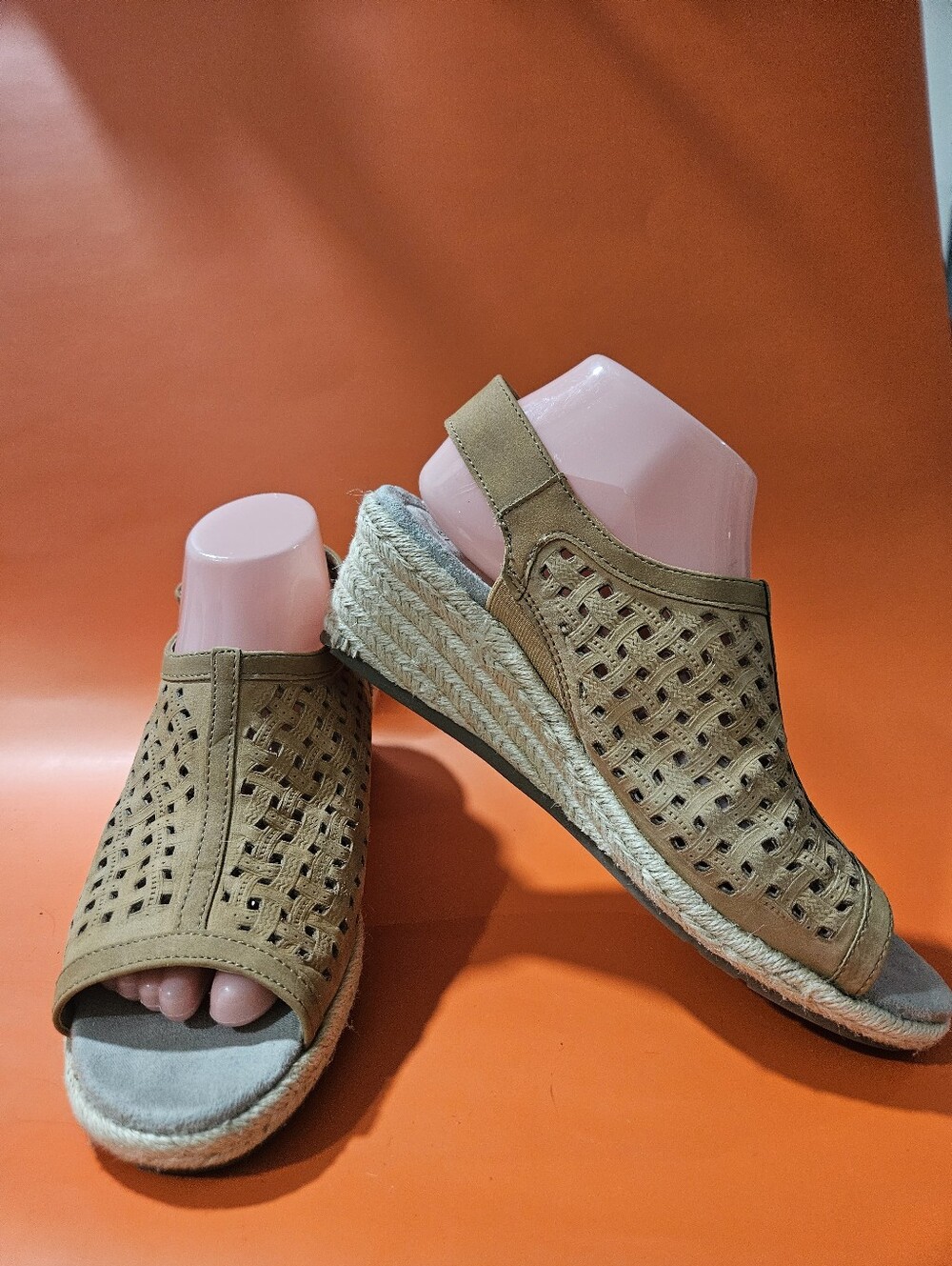 Earth Origins Leather Wedge Sandals. Size 8.5 Bin 2